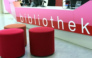 Ausleihtheke Bibliothek.jpg Auf dem Bild ist die Ausleihtheke der Bibliothek abgebildet. © Stadt Osterholz-Scharmbeck