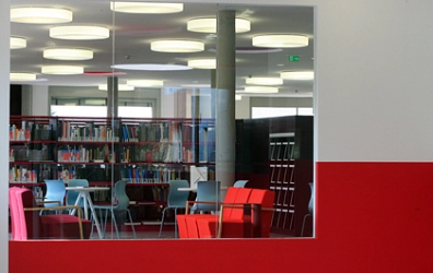 Hier ist das Lesecafé der Stadtbibliothek vom oberen Foyer des Medienhauses aus zu sehen.&nbsp;&copy;&nbsp;Stadt Osterholz-Scharmbeck