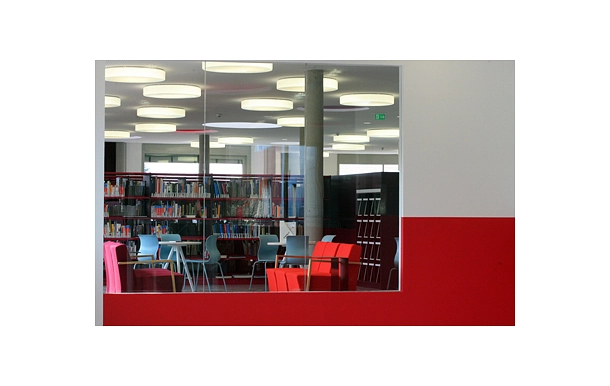 Hier ist das Lesecafé der Stadtbibliothek vom oberen Foyer des Medienhauses aus zu sehen.&nbsp;&copy;&nbsp;Stadt Osterholz-Scharmbeck