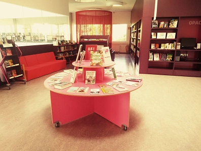Auf diesem Bild ist ein Novitätentisch aus der Stadtbibliothek zu sehen.&nbsp;&copy;&nbsp;Belz