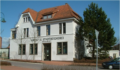 Auf dem Bild ist das Gebäude der Kreis- und Stadtbibliothek an Ihrem alten Standtort sichtbar.