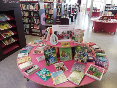 Präsentation neuer Medien in der Stadtbibliothek.jpg Auf diesem Bild ist ein Präsentationstisch mit neuen Medien in der Stadtbibliothek zu sehen. © Belz