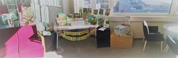 Saatgutbibliothek 2 _C_Belz.jpg Auf diesem Bild ist ein Medientisch zur Saatgutbibliothek zu sehen © Belz